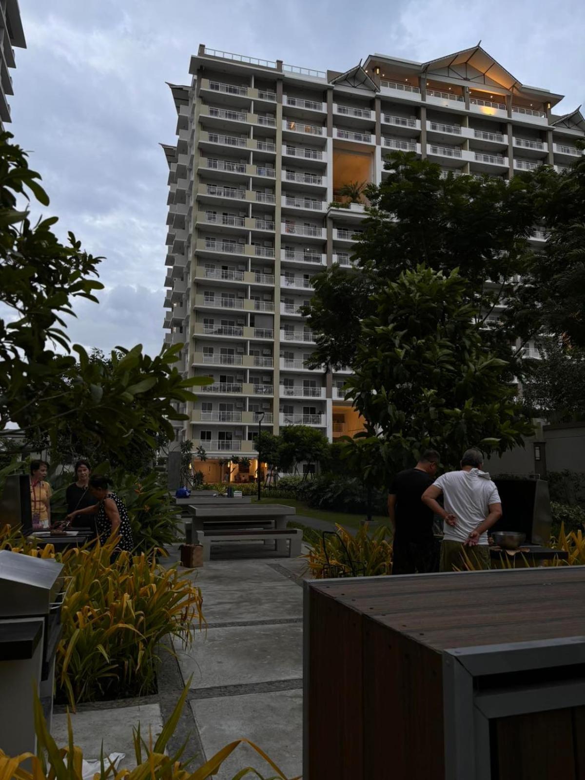 2 Bedroom Condo Unit Near Sm Bf & Naia At The Atherton By Dmci With 2 Balcony Paranaque City Экстерьер фото