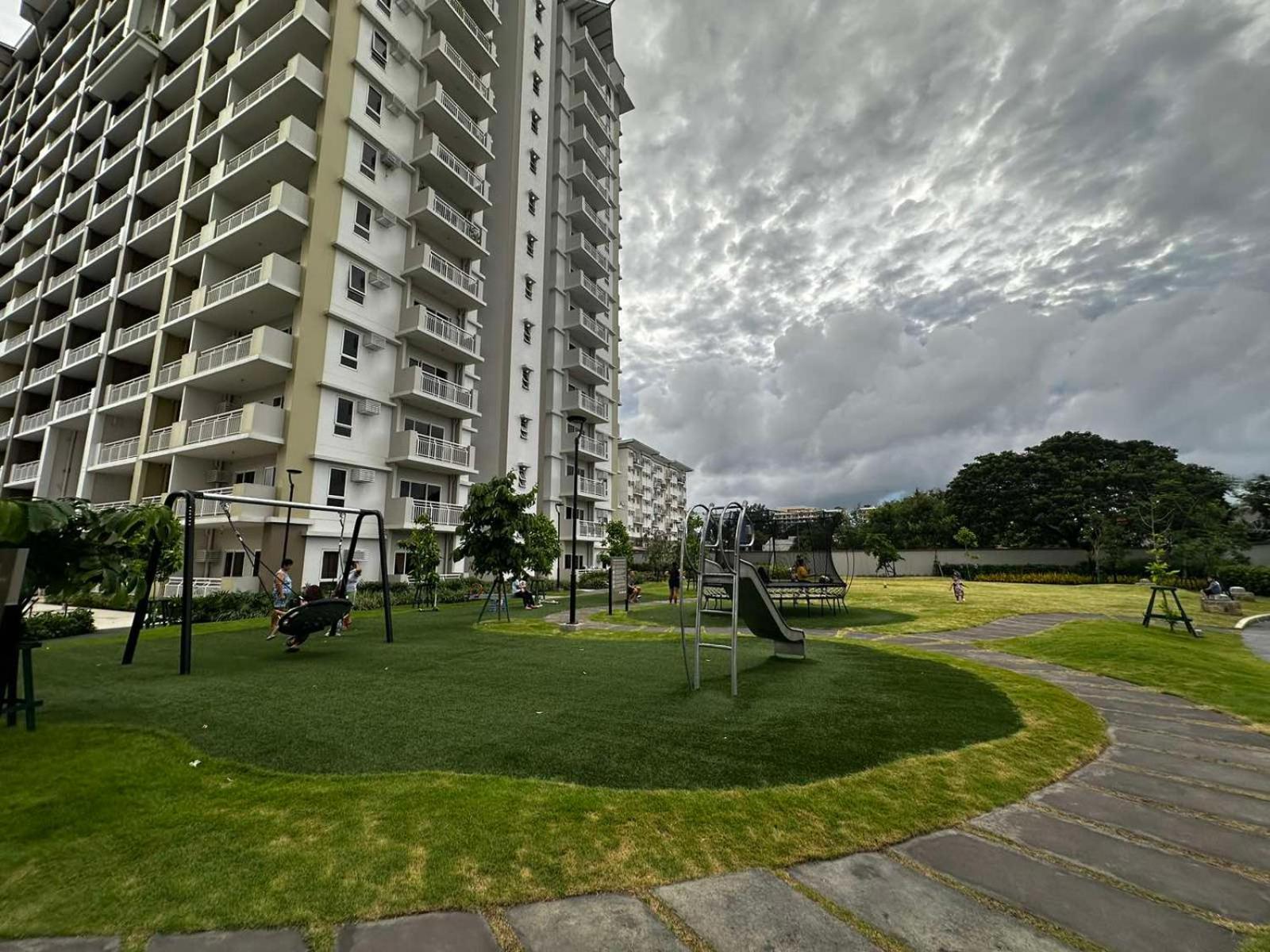 2 Bedroom Condo Unit Near Sm Bf & Naia At The Atherton By Dmci With 2 Balcony Paranaque City Экстерьер фото