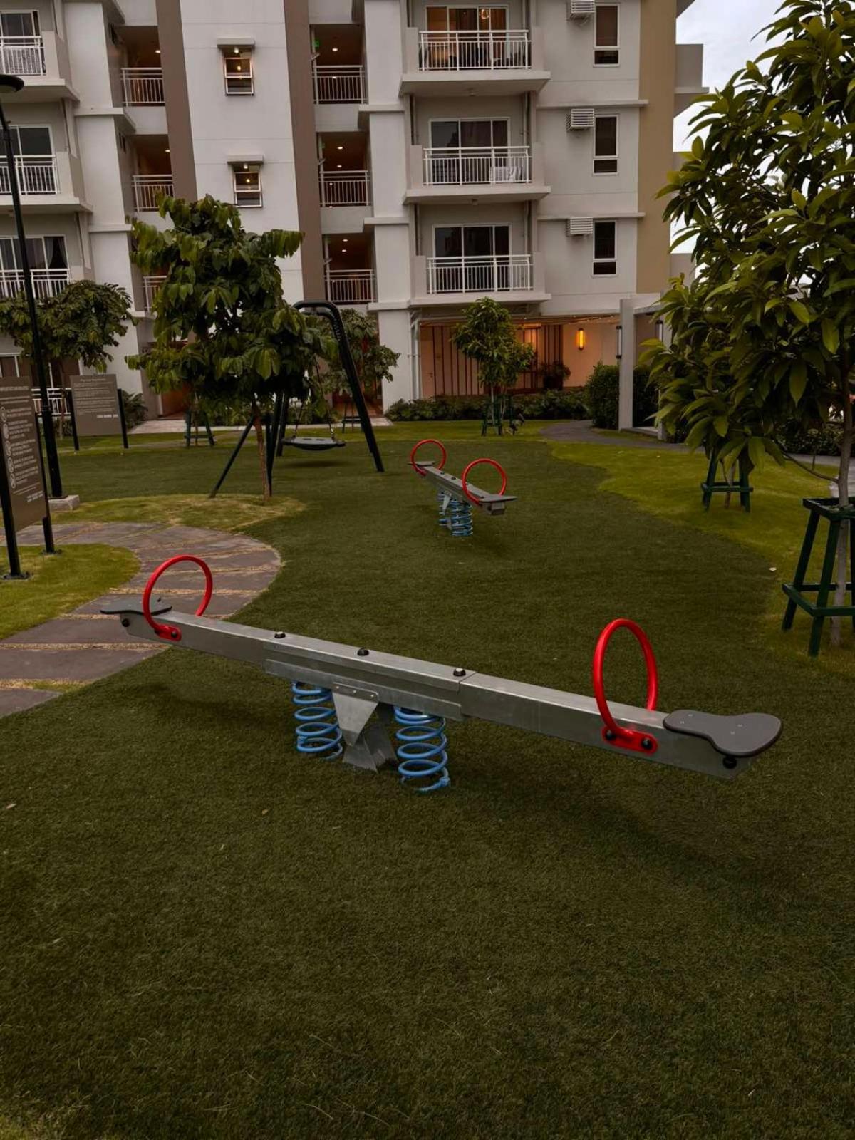 2 Bedroom Condo Unit Near Sm Bf & Naia At The Atherton By Dmci With 2 Balcony Paranaque City Экстерьер фото