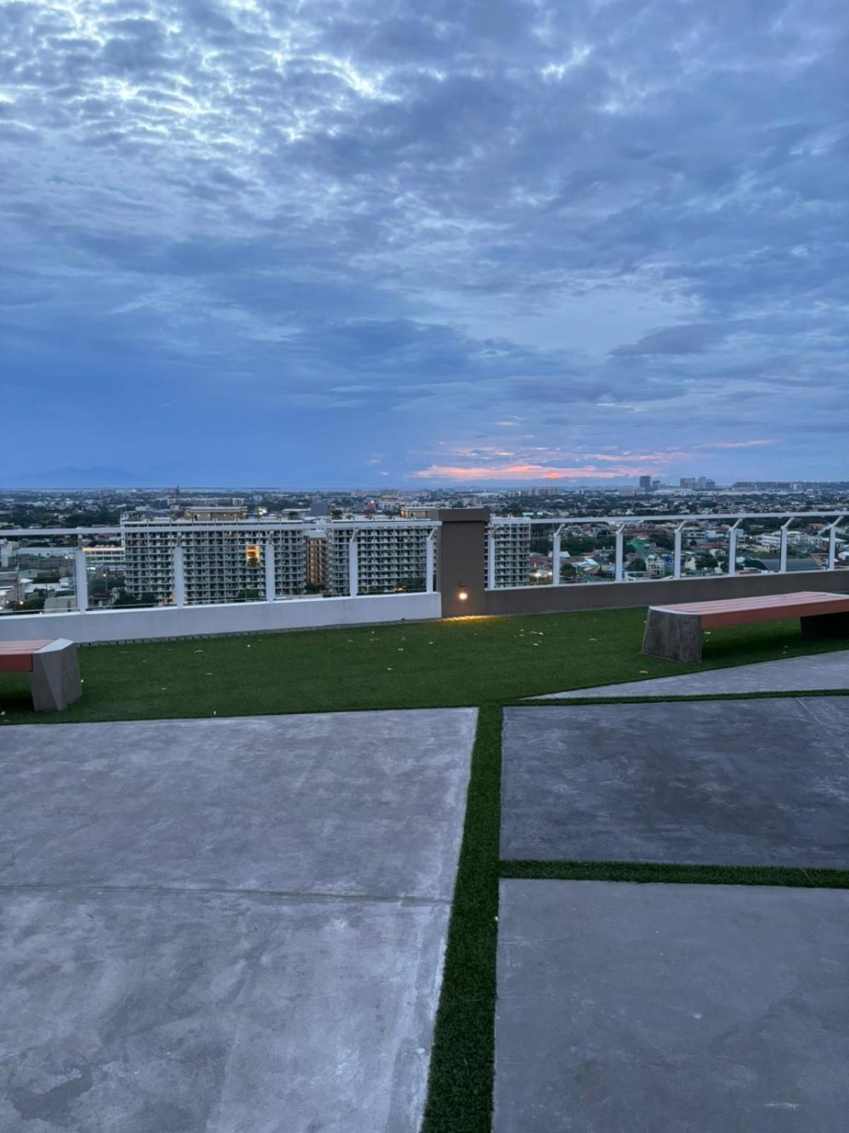 2 Bedroom Condo Unit Near Sm Bf & Naia At The Atherton By Dmci With 2 Balcony Paranaque City Экстерьер фото